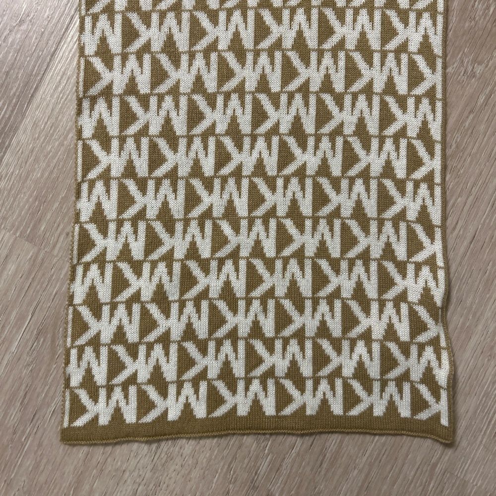 MICHAEL KORS Tan & White Signature Logo Scarf - Picture 4 of 6